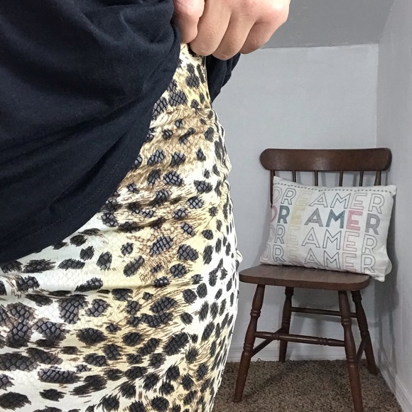 << Leopard Bodycon Stretchy Mini Skirt >> - Picture 5 of 5